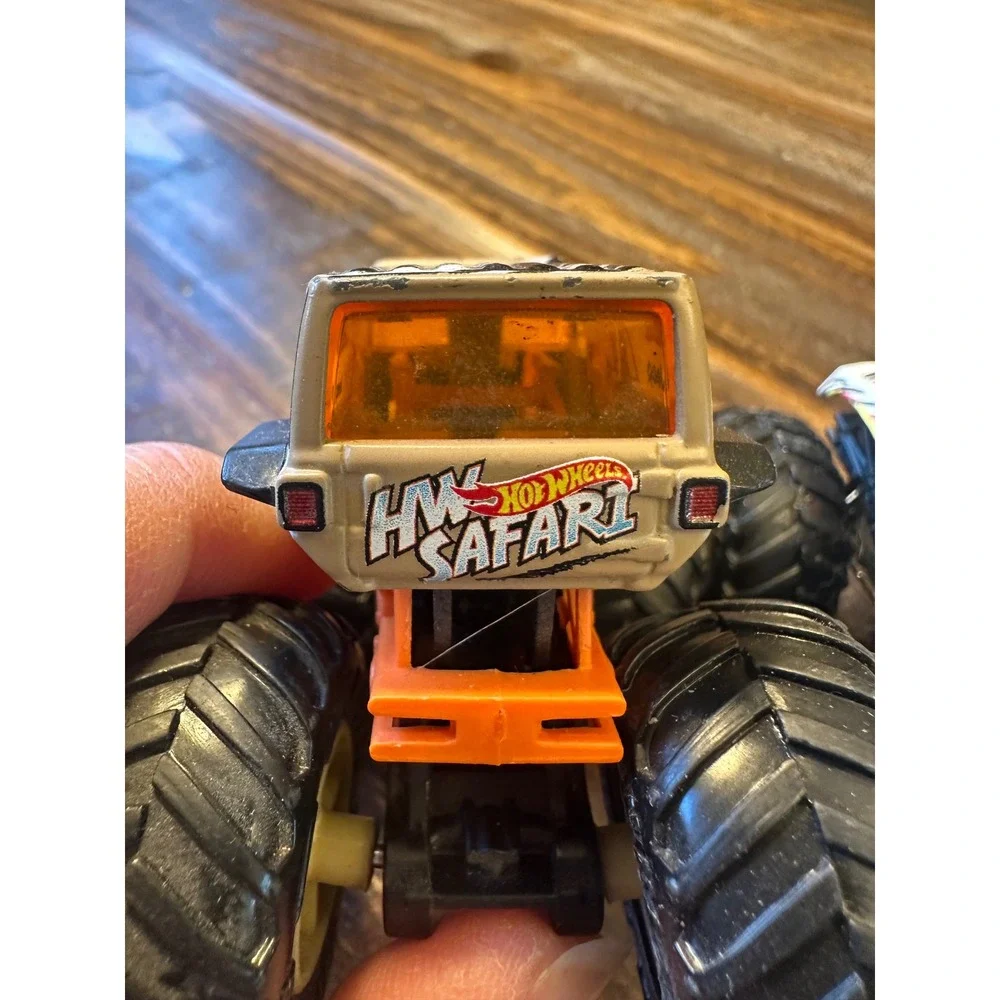 Monster Jam Wild Streak & HW Safari Jeep Monser Truck 1:64‎ Hot Wheels lot of 2